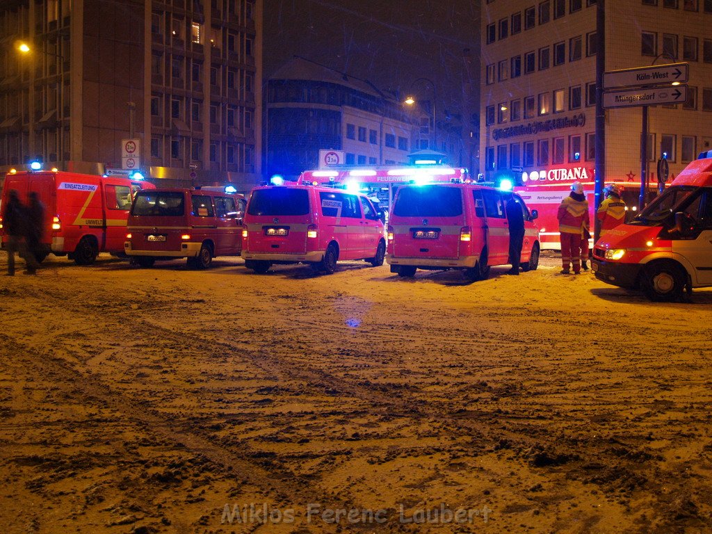 Groesserer Wohnungsbrand Koeln Hochhaus Barbarossaplatz P309.JPG